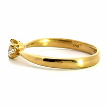 Cargar imagen en el visor de la galería, 18 karaat geel gouden traditionele soltair verlovingsring van 2.8 gram en 1 tot 3 mm breed. Bezet met 1 briljant geslepen diamant van 0.32 crt Kleur: H Kwaliteit: SI Zetting: Ø 5 mm
