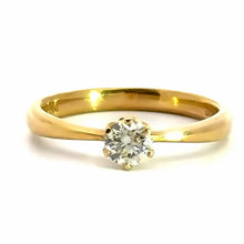 Load image into Gallery viewer, 18 karaat geel gouden traditionele soltair verlovingsring van 2.8 gram en 1 tot 3 mm breed. Bezet met 1 briljant geslepen diamant van 0.32 crt Kleur: H Kwaliteit: SI Zetting: Ø 5 mm
