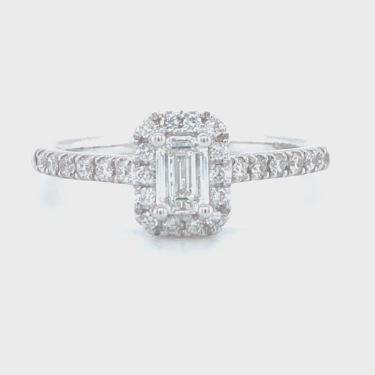 14 karaat wit gouden rechthoekige halo rij ring van 2.33 gram en 2 mm breed. Bezet met 1 emerald geslepen diamant van 0.35 crt en 27 briljant geslepen diamanten met een totaalgewicht van 0.22 crt. Kleur: Top Wesselton Kwaliteit: VS Zetting: 8 x 6 mm Model: R 9842 