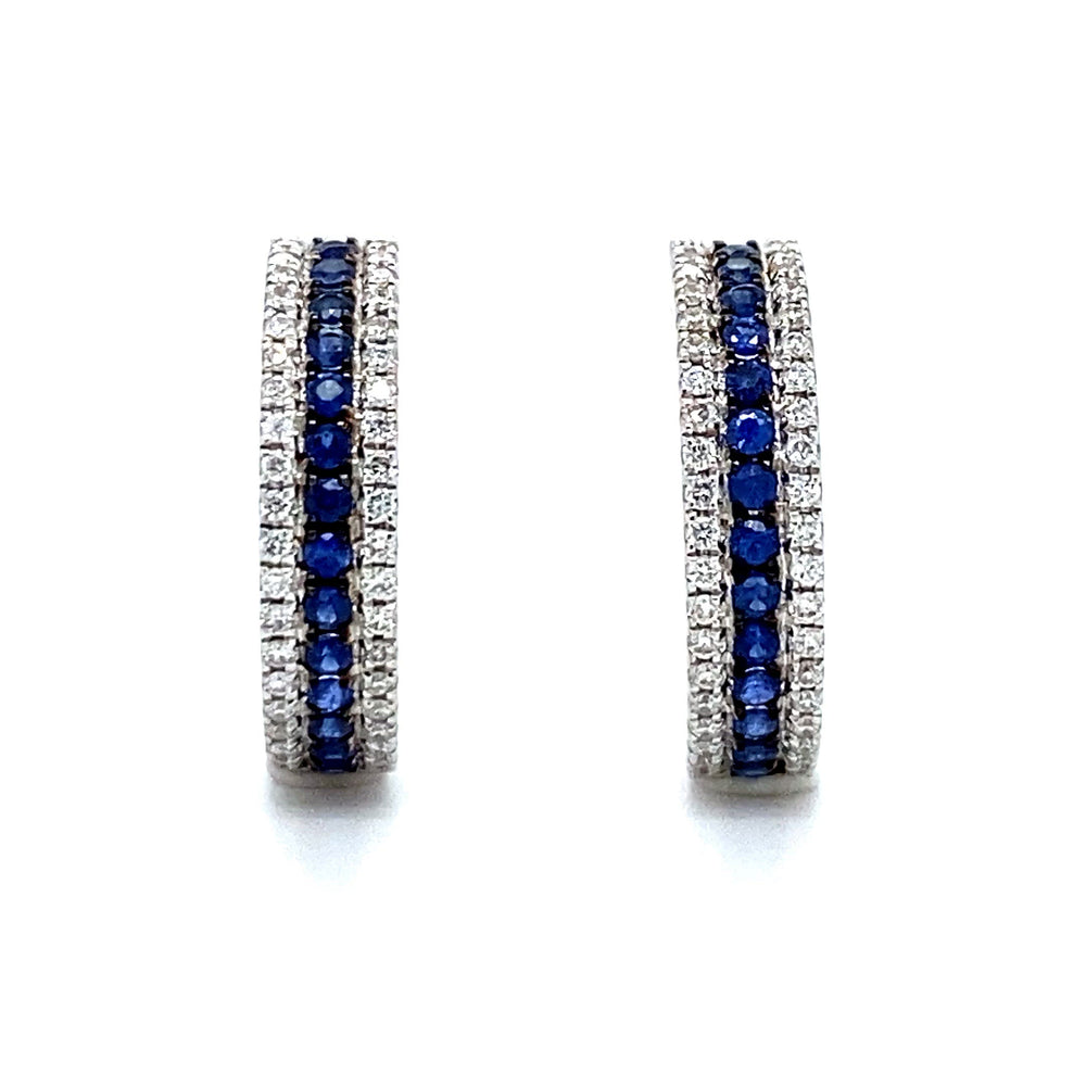 
                      
                        Laad en speel video in Galerijweergave, 18 karaats witgouden halve creool oorbellen 80 briljant geslepen diamanten 0.22crt kleur Top wesselton kwaliteit vs2 en 28 saffieren 0.31crt 15x4mm model o3837 
                      
                    