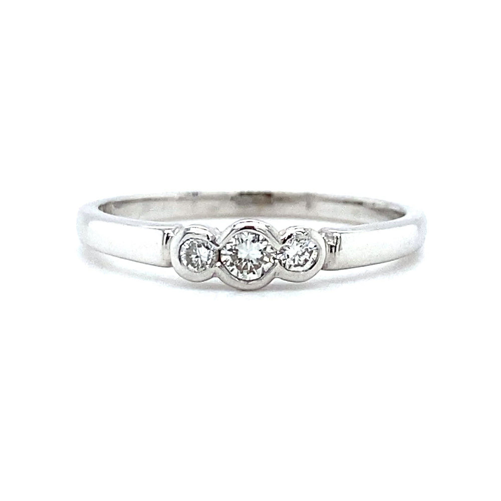 
                      
                        Laad en speel video in Galerijweergave, Witgouden trilogie ring met ronde zettingen. De ring weegt 2 gram en is bezet met 3 briljant geslepen diamanten met een totaalgewicht van 0.18 crt kleur top wesselton kwaliteit vs1. De zetting is 8 x 3.5mm Model R 6869
                      
                    