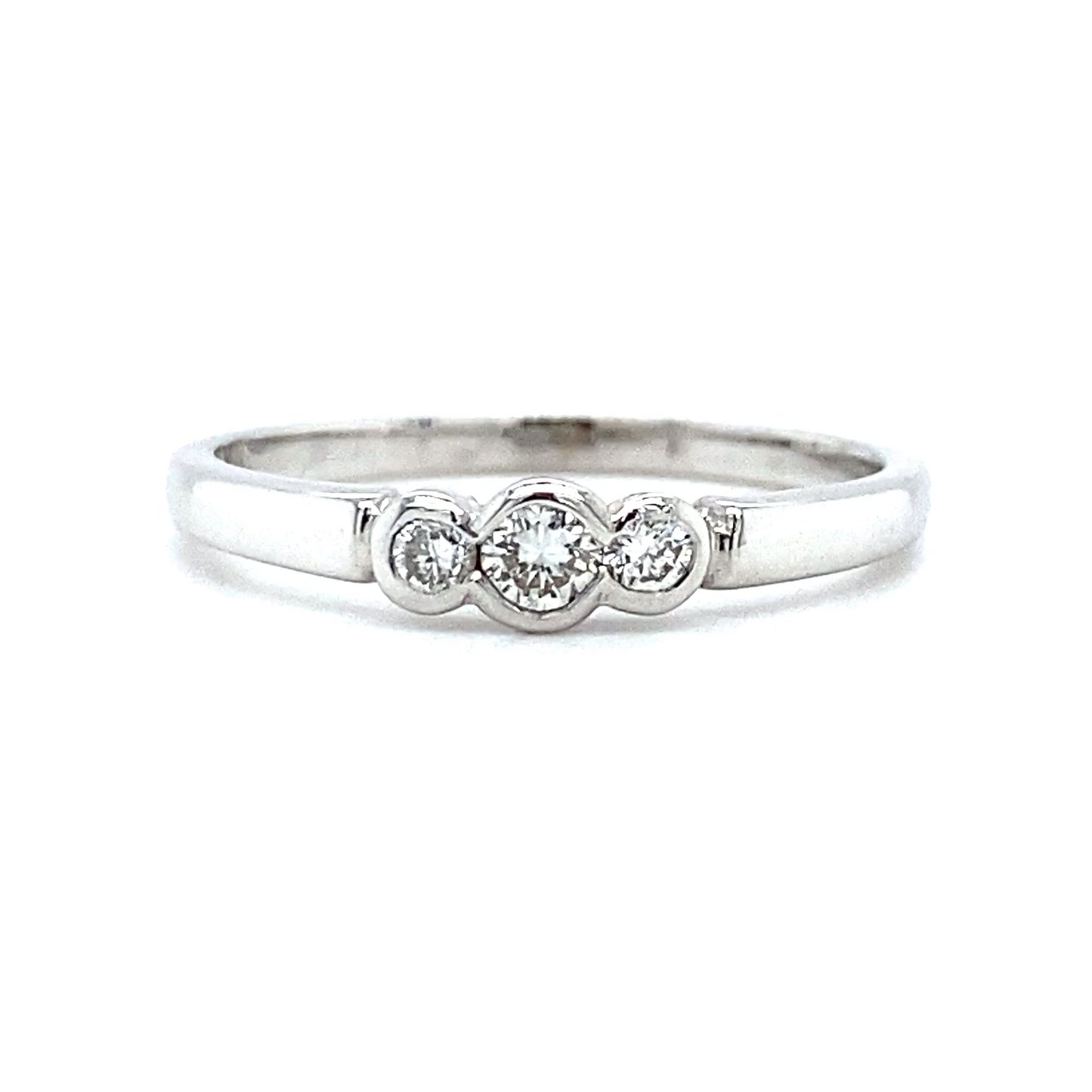 Witgouden trilogie ring met ronde zettingen. De ring weegt 2 gram en is bezet met 3 briljant geslepen diamanten met een totaalgewicht van 0.18 crt kleur top wesselton kwaliteit vs1. De zetting is 8 x 3.5mm Model R 6869