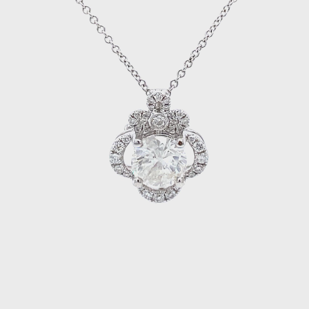 
                      
                        Laad en speel video in Galerijweergave, 18 kt witgouden kroon hanger van 2 gram. Bezet met 1 briljant geslepen diamant van 1.05 crt en 31 briljant geslepen diamanten met een totaalgewicht van 0.31 crt kleur Wesselton kwaliteit Piqué Hanger: 14 x 12 mm Model H 2019
                      
                    