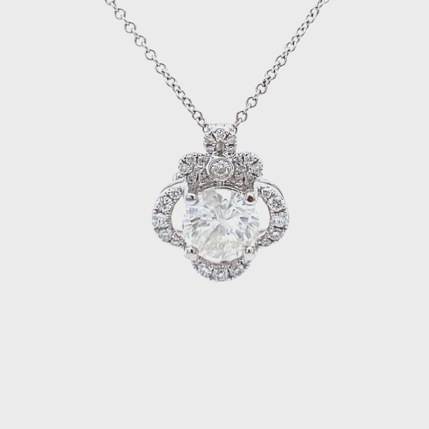 18 kt witgouden kroon hanger van 2 gram. Bezet met 1 briljant geslepen diamant van 1.05 crt en 31 briljant geslepen diamanten met een totaalgewicht van 0.31 crt kleur Wesselton kwaliteit Piqué Hanger: 14 x 12 mm Model H 2019