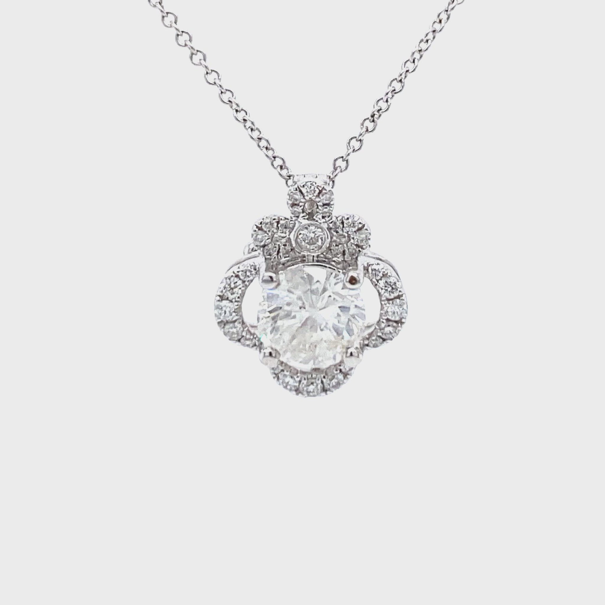 18 kt witgouden kroon hanger van 2 gram. Bezet met 1 briljant geslepen diamant van 1.05 crt en 31 briljant geslepen diamanten met een totaalgewicht van 0.31 crt kleur Wesselton kwaliteit Piqué Hanger: 14 x 12 mm Model H 2019