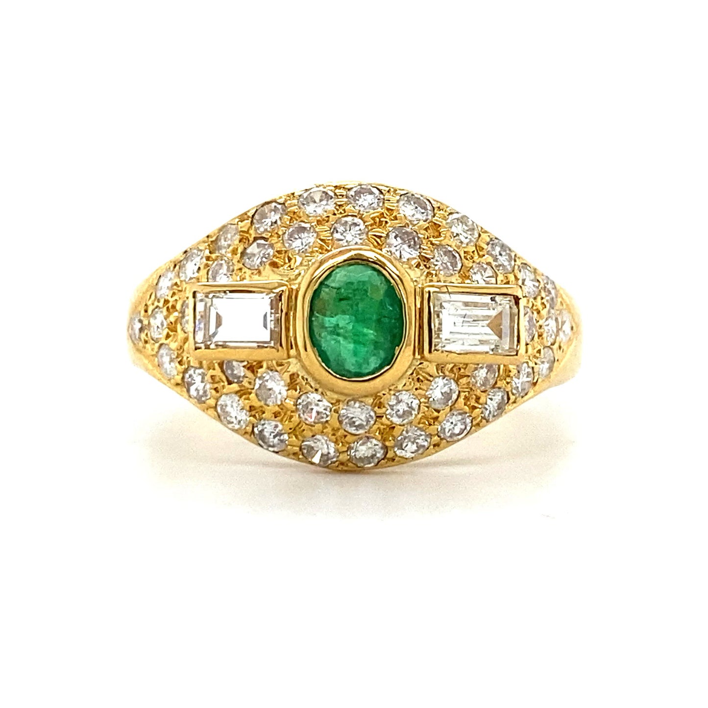 18 karaat geel gouden fantasie pavé ring met een smaragd van 0.30 crt, 2 baguette geslepen diamanten met een totaalgewicht van 0.50 crt en 42 briljant geslepen diamanten met een totaalgewicht van 1.00 crt kleur G kwaliteit SI model r845 €2950