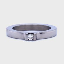Load and play video in Gallery viewer, Titanium solitaire ring bezet met 1 briljant geslepen diamant van 0.05 crt Kleur: Top Wesselton Kwaliteit: VS Zetting: 3 x 5 mm Model: R 9459
