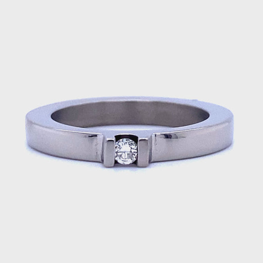 Titanium solitaire ring bezet met 1 briljant geslepen diamant van 0.05 crt Kleur: Top Wesselton Kwaliteit: VS Zetting: 3 x 5 mm Model: R 9459
