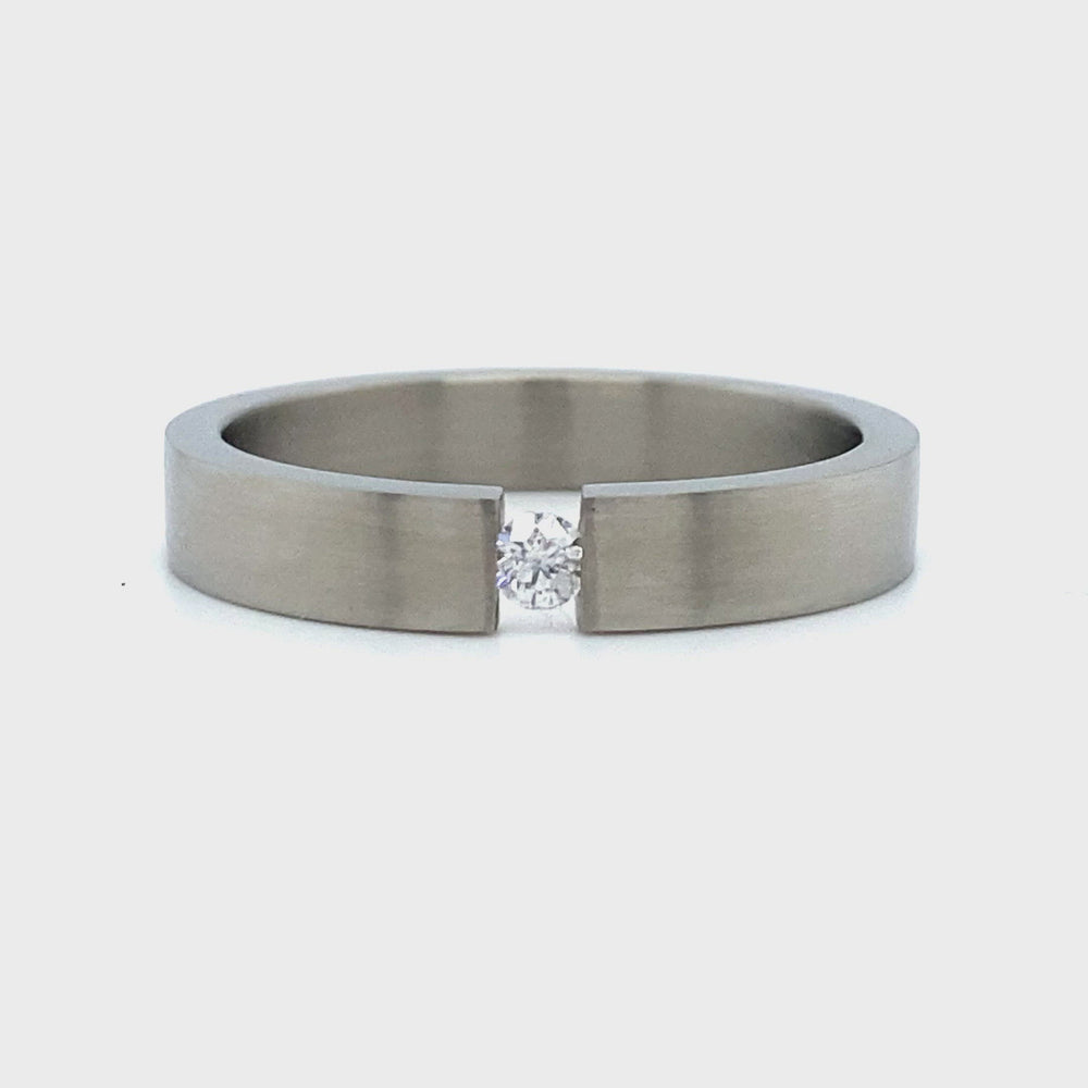 
                      
                        Laad en speel video in Galerijweergave, Titanium spanningsring bezet met 1 briljant geslepen diamant van 0.10crt kleur Cape kwaliteit si 4mm breed €229
                      
                    