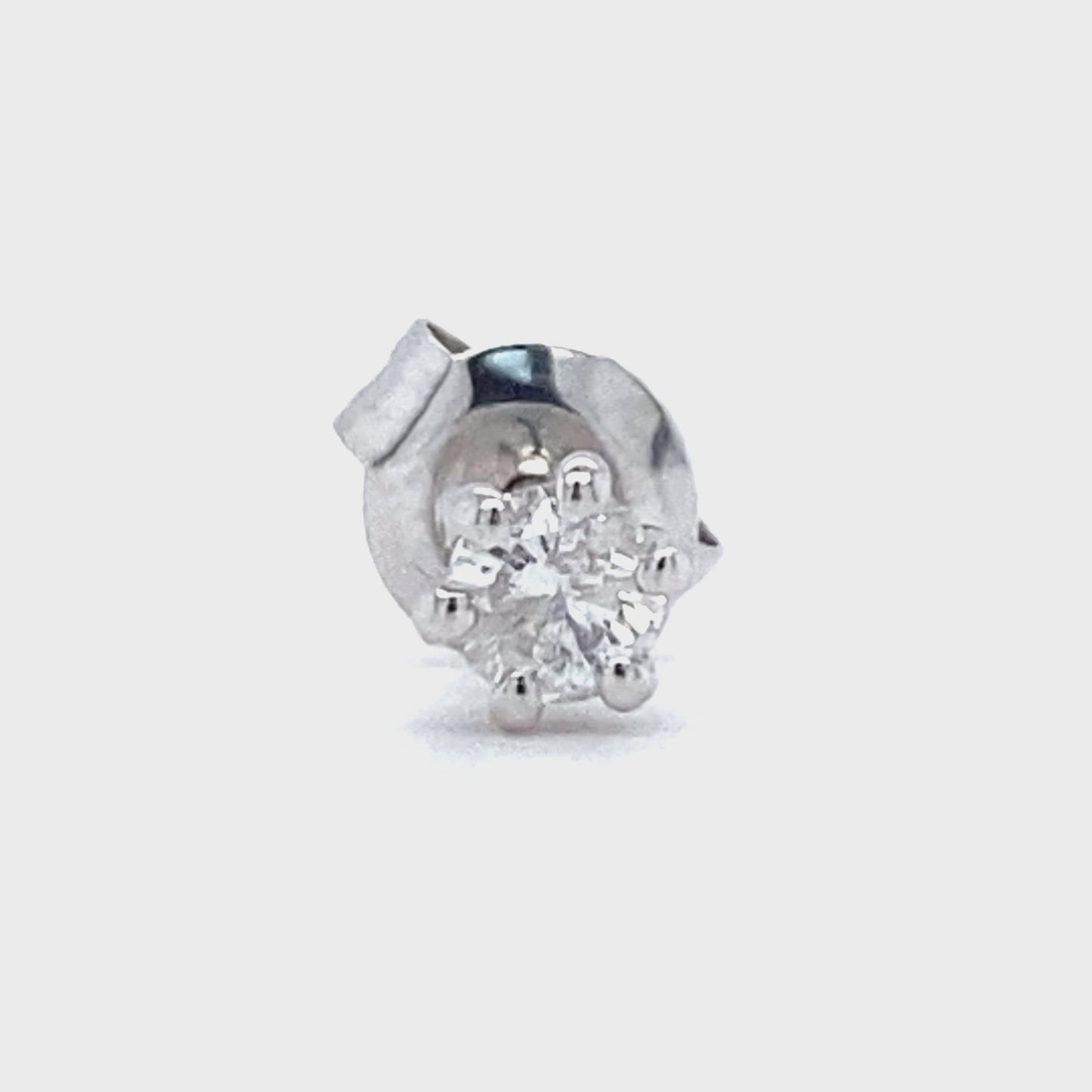 14 kaaraats witgouden oorknop met 6 poots zetting. Bezet met 1 briljant geslepen diamant van 0.15 crt Kleur: Top Wesselton Kwaliteit: Piqué 1 Zetting: Ø 4 mm Hoogte zetting: 3 mm Model O 3742-1
