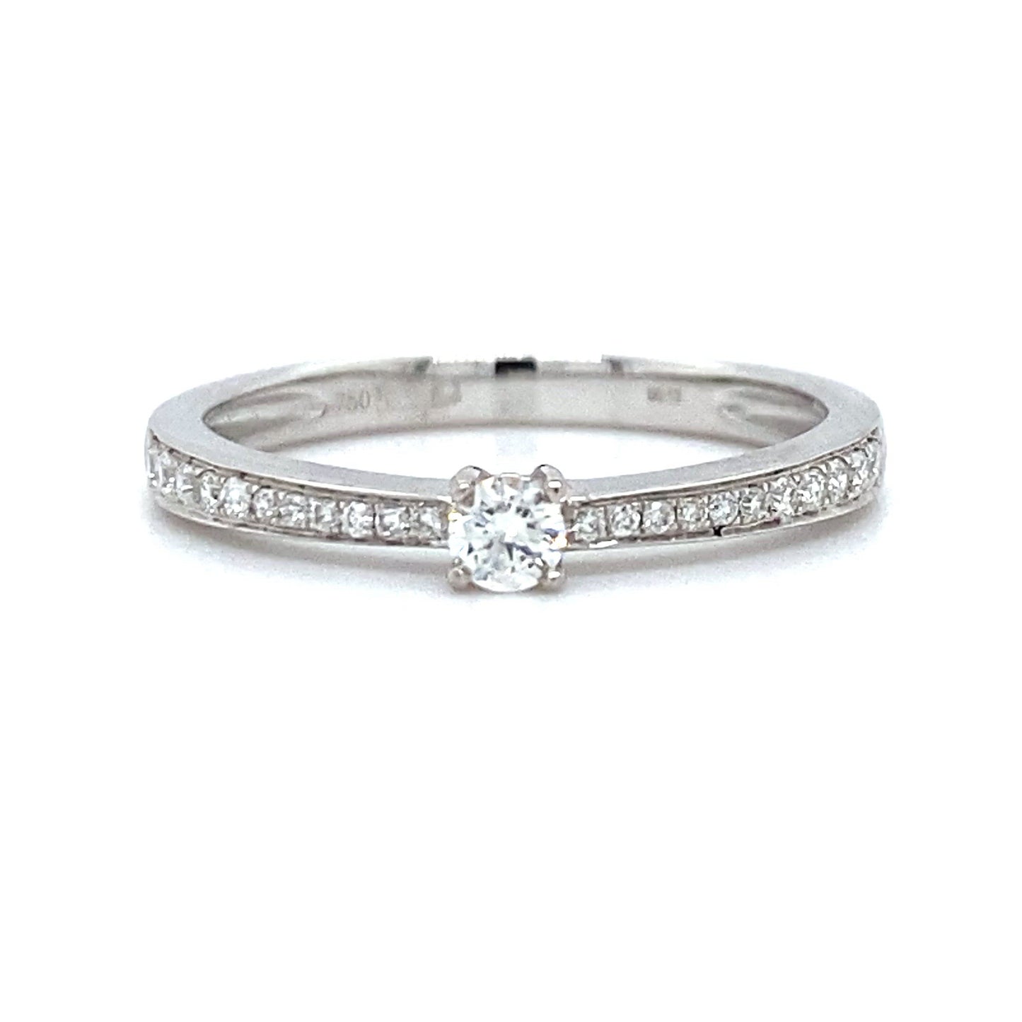 18 karaat witgouden solitair pavé rail ring van 2 gram. Bezet met 1 briljant geslepen diamant van 0.10crt en 22 briljant geslepen diamanten met een totaalgewicht van 0.12crt kleur top wesselton kwaliteit vs r 7366