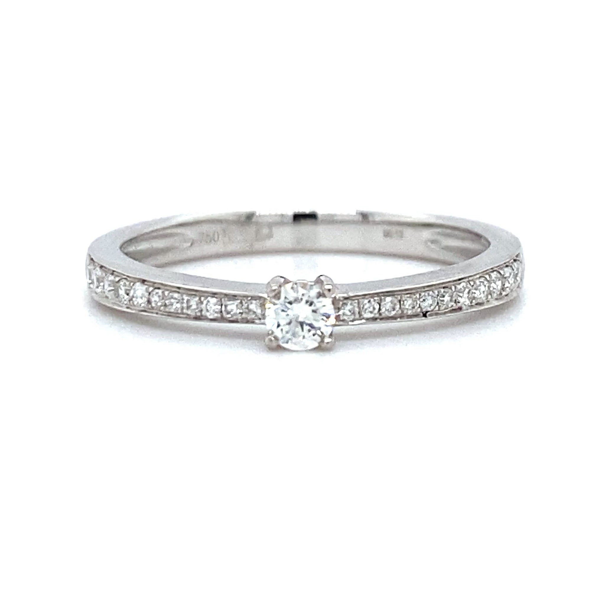 18 karaat witgouden solitair pavé rail ring van 2 gram. Bezet met 1 briljant geslepen diamant van 0.10crt en 22 briljant geslepen diamanten met een totaalgewicht van 0.12crt kleur top wesselton kwaliteit vs r 7366