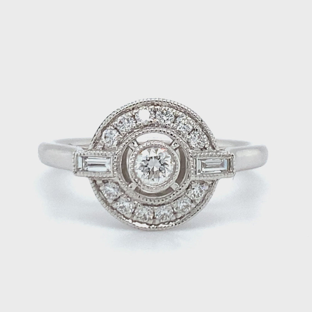 
                      
                        Load and play video in Gallery viewer, 18 karaat Art Deco witgouden ring van 3.35 gram. Bezet met 13 briljant geslepen diamanten met een totaalgewicht van 0.26 crt en 2 baguette geslepen diamanten met een totaalgewicht van 0.10 crt Kleur: Top Wesselton Kwaliteit: VS Zetting: 11 x 13 mm Model R 9706
                      
                    