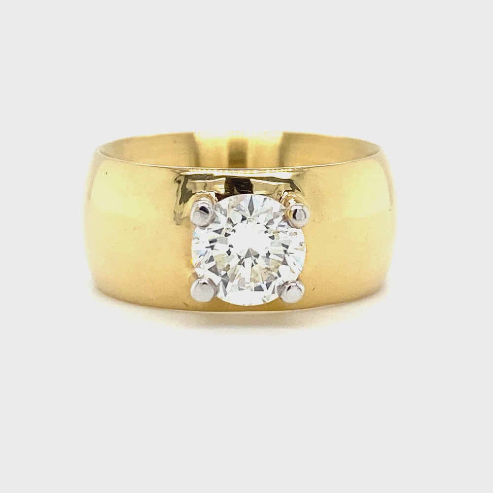 
                      
                        Load and play video in Gallery viewer, 18krt geel gouden brede design ring met 1 briljant geslepen diamant van 1.3crt kleur g kwaliteit vvs2 maat 17/53 model r5855 €18.500
                      
                    