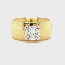 Load and play video in Gallery viewer, 18krt geel gouden brede design ring met 1 briljant geslepen diamant van 1.3crt kleur g kwaliteit vvs2 maat 17/53 model r5855 €18.500
