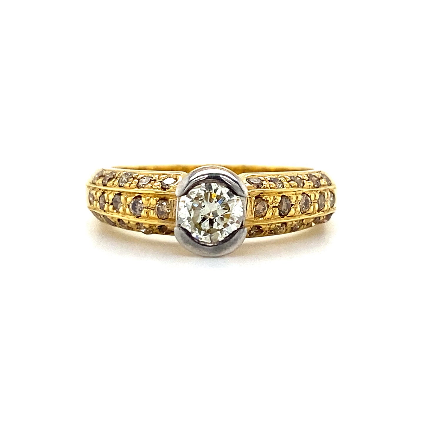 Brede 18 krt geel gouden solitair rijring met 1 briljant geslepen diamant kleur I kwaliteit SI2 en 30 briljant geslepen diamanten  kleur brown kwaliteit SI model R 8397 