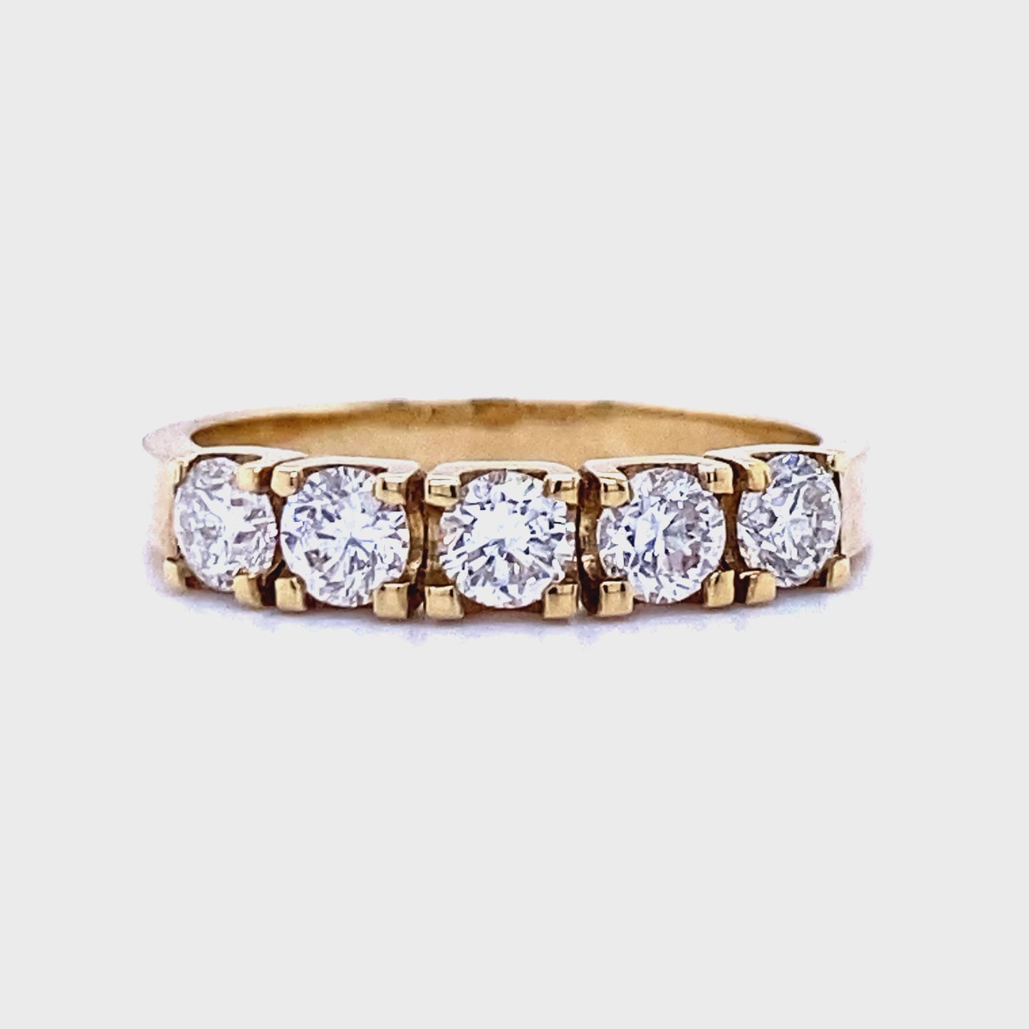 Klassieke 14 krt geel gouden rij ring van 3 gram en 3 tot 4 mm breed. Bezet met 5 briljant geslepen diamanten met een totaalgewicht van 0.90 crt. Kleur: Top Wesselton Kwaliteit: VS Model: R 7475