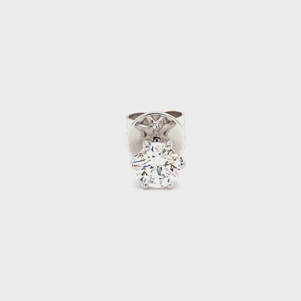 
                      
                        Laad en speel video in Galerijweergave, 18 karaat witgouden solitaire mannen oorknop van 0.75 gram. Bezet met 1 briljant geslepen diamant van 0.30 crt met een GIA certificaat. Kleur: G Kwaliteit: SI1 Zetting: Ø 5 mm Model: O 4075-1
                      
                    
