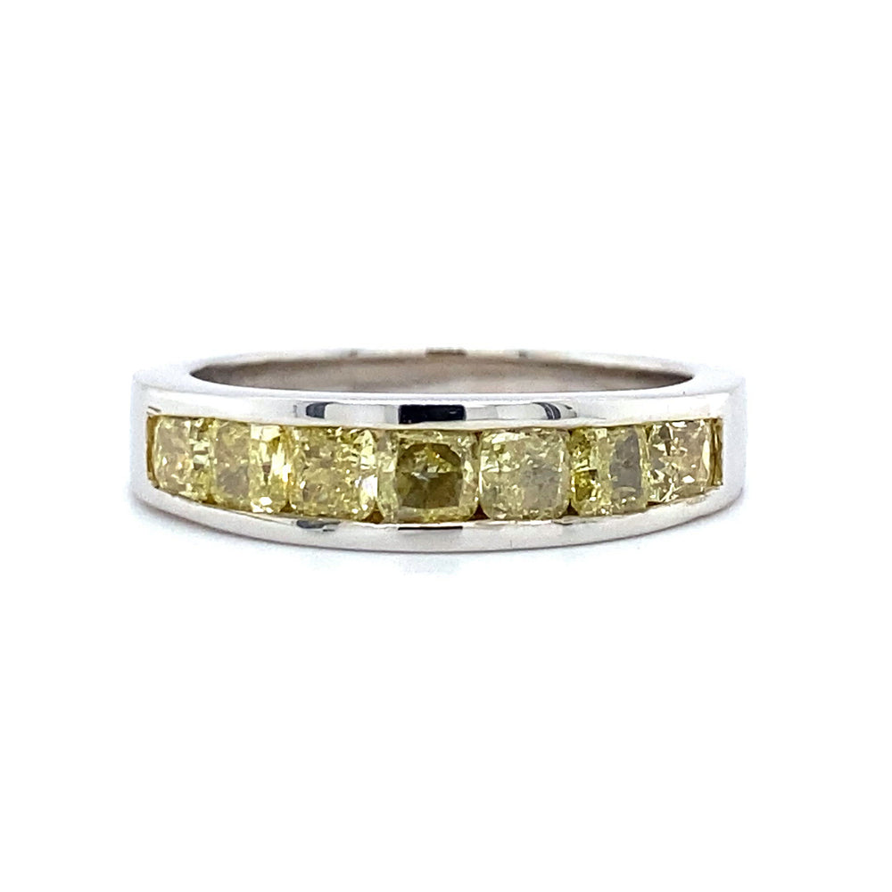 
                      
                        Laad en speel video in Galerijweergave, Witgouden rail rijring van 4.5 gram, bezet met 7 cushion geslepen diamanten met een totaalgewicht van 1.25 crt kleur Geel kwaliteit SI Model R 9135
                      
                    
