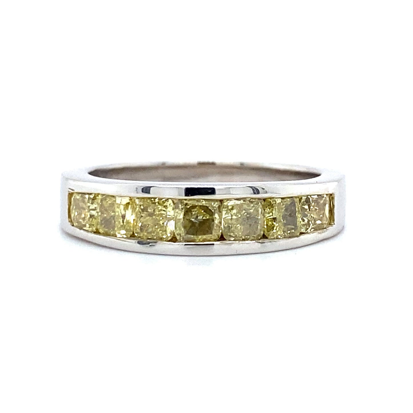 Witgouden rail rijring van 4.5 gram, bezet met 7 cushion geslepen diamanten met een totaalgewicht van 1.25 crt kleur Geel kwaliteit SI Model R 9135