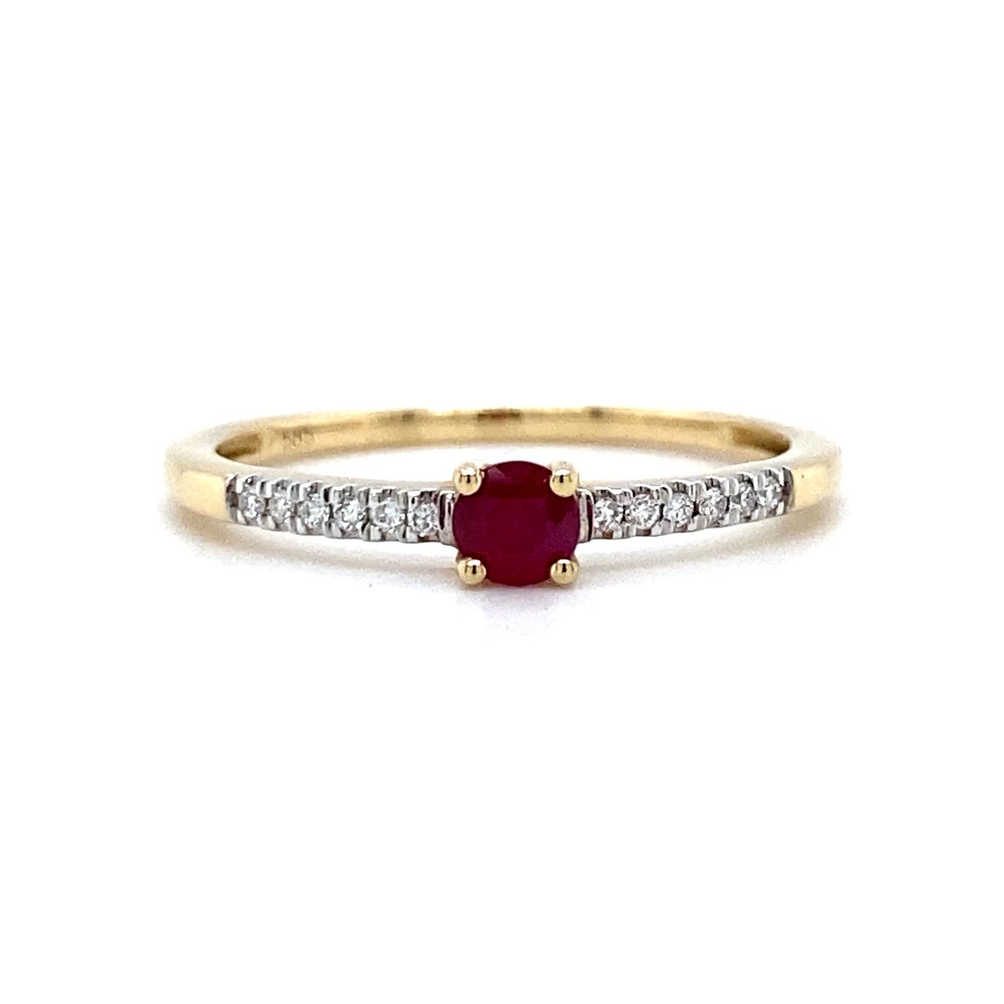 Geel gouden solitair pavé ring bezet met 12 briljant geslepen diamanten met een totaalgewicht van 0.06 crt kleur h kwaliteit si1 en 1 robijn van 0.24 crt breedte ringscheen 1.6 mm model R 9101 €430 