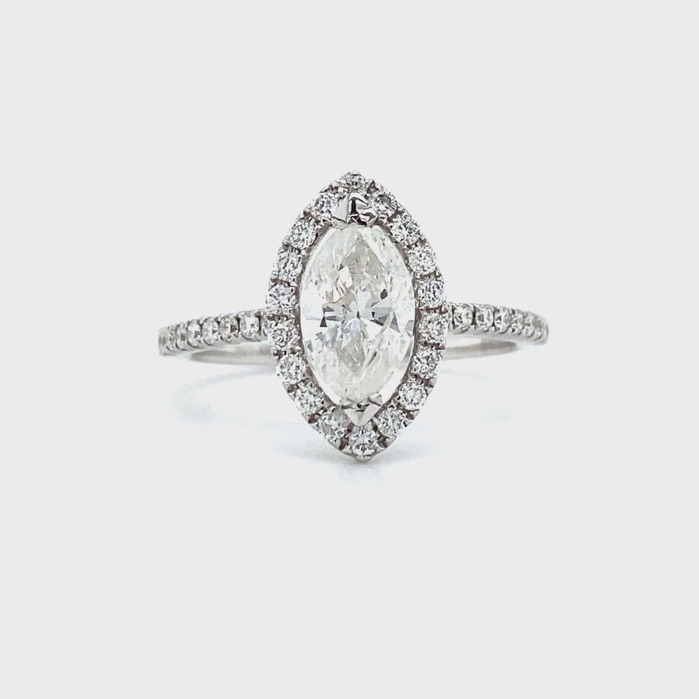 
                      
                        Laad en speel video in Galerijweergave, Witgouden halo rijring met 1 Marquis geslepen diamant van 0.91crt kleur g kwaliteit piqué en 34 briljant geslepen diamanten met een totaalgewicht van 0.37crt kleur f kwaliteit vs maat 16.75/53 model r7822 €4069
                      
                    