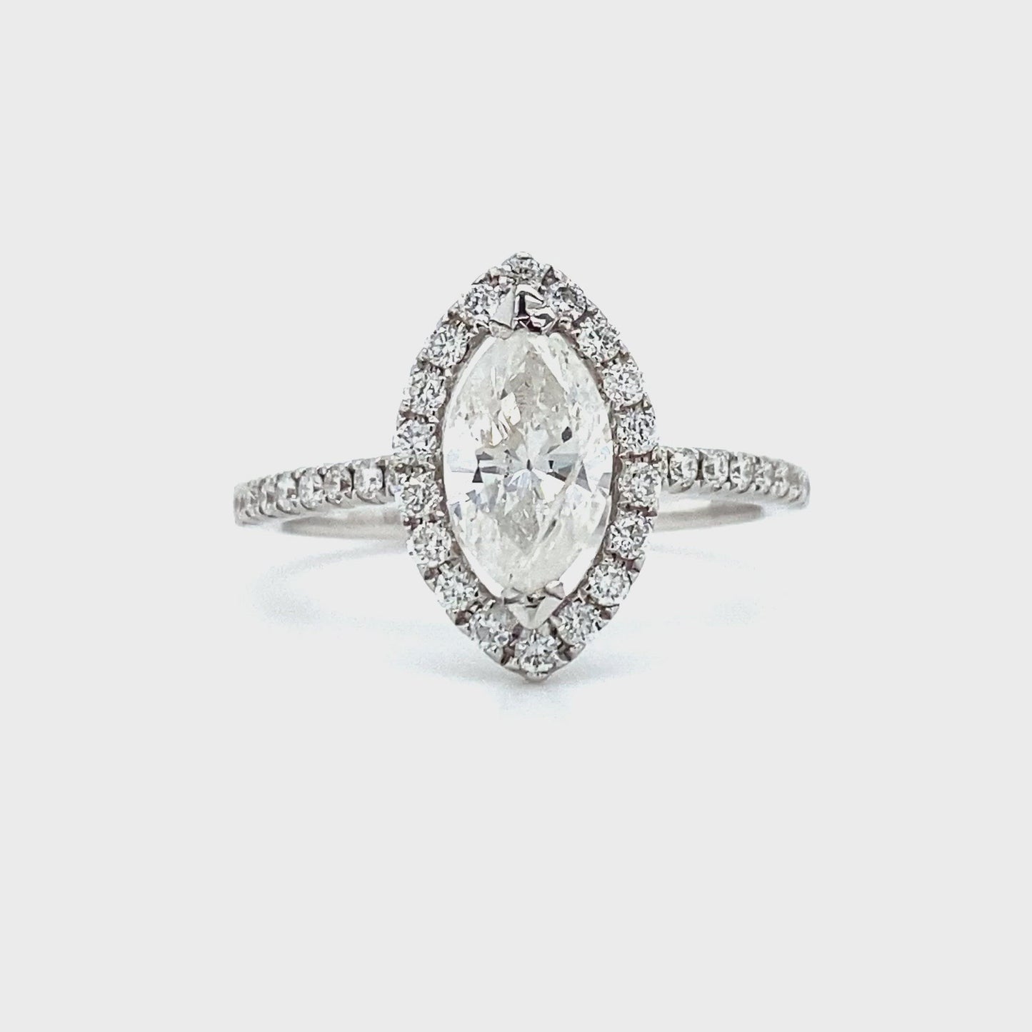 Witgouden halo rijring met 1 Marquis geslepen diamant van 0.91crt kleur g kwaliteit piqué en 34 briljant geslepen diamanten met een totaalgewicht van 0.37crt kleur f kwaliteit vs maat 16.75/53 model r7822 €4069