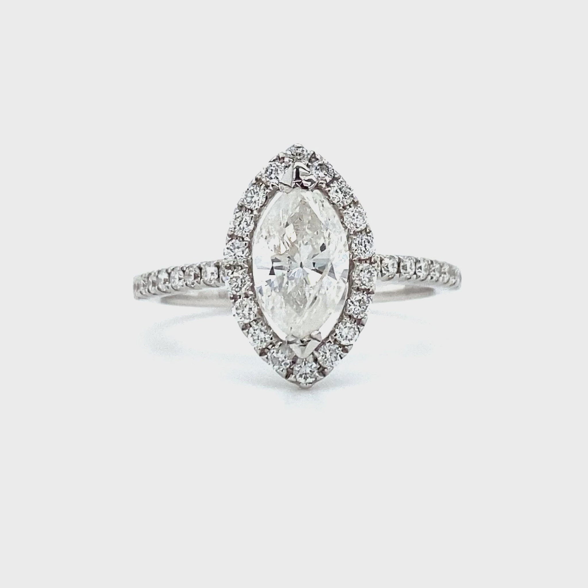 Witgouden halo rijring met 1 Marquis geslepen diamant van 0.91crt kleur g kwaliteit piqué en 34 briljant geslepen diamanten met een totaalgewicht van 0.37crt kleur f kwaliteit vs maat 16.75/53 model r7822 €4069