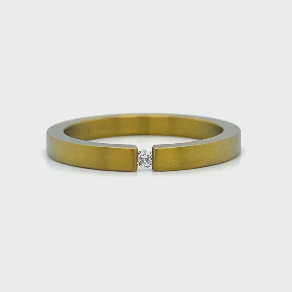 
                      
                        Laad en speel video in Galerijweergave, Geel gekleurde titanium ring bezet met 1 briljant geslepen diamant van 0.03crt kleur top wesselton kwaliteit si maat 17.25/54 model r9444 €135
                      
                    