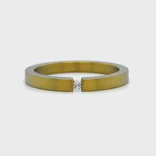 Load and play video in Gallery viewer, Geel gekleurde titanium ring bezet met 1 briljant geslepen diamant van 0.03crt kleur top wesselton kwaliteit si maat 17.25/54 model r9444 €135
