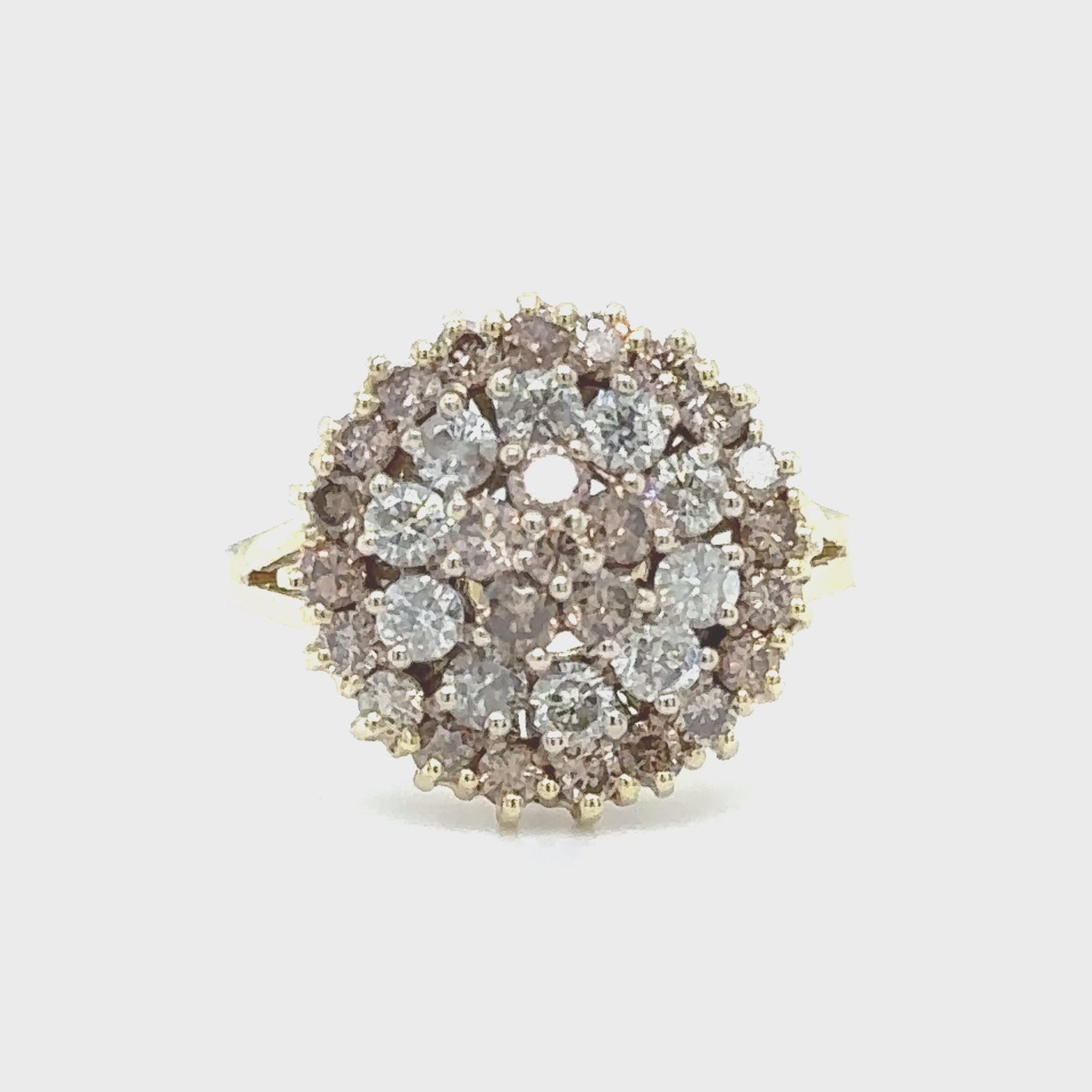 14 karaat geelgouden cocktail ring van 5.2 gram met een ringscheen van 2 tot 5 mm breed. Bezet met 10 briljant geslepen diamanten met een totaalgewicht van 0.75 crt Kleur: H Kwaliteit: Pique en 26 briljant geslepen diamanten met een totaalgewicht van 1.17 crt Kleur: Bruin Zetting: Ø 12 mm Model: R 9985