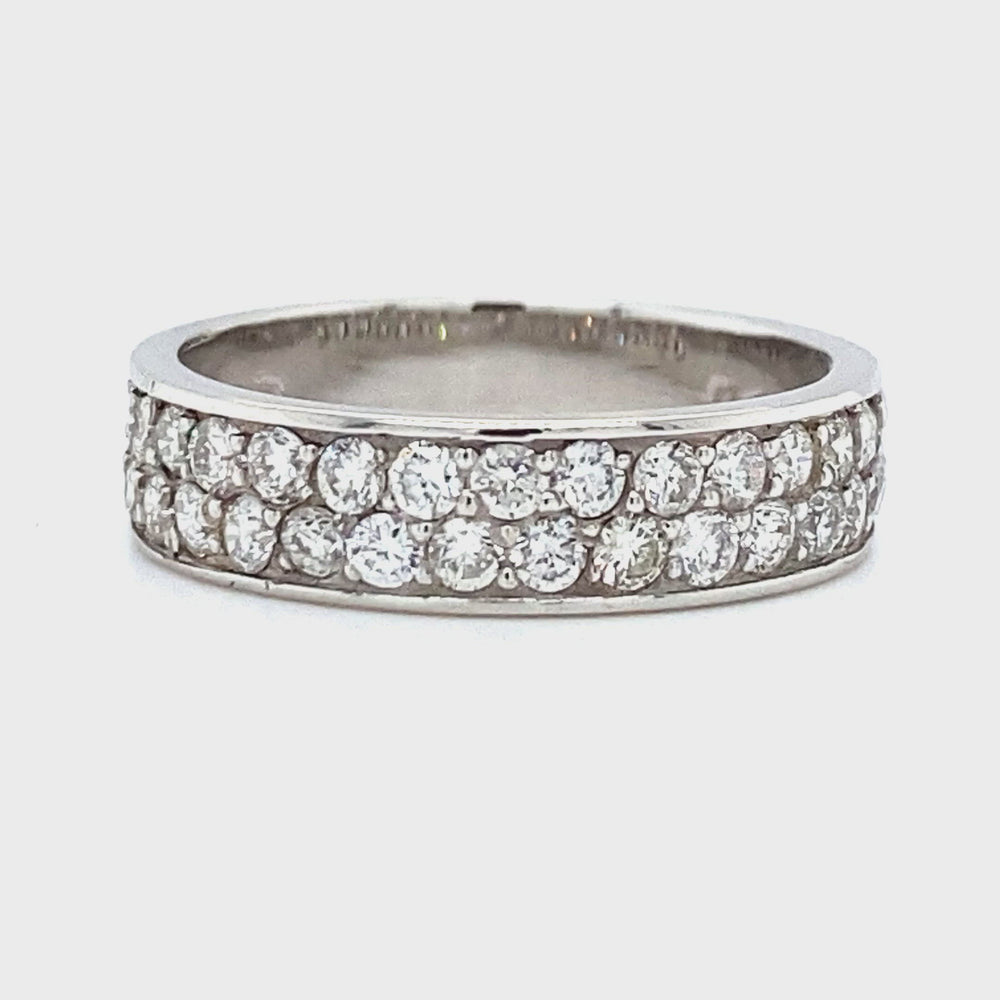 
                      
                        Laad en speel video in Galerijweergave, 1krt witgouden pavé rijring bezet met 35 briljant geslepen diamanten met een totaalgewicht van 0.94crt kleur top wesselton vvs maat 16.5-52-5mm model r6593-€2600
                      
                    