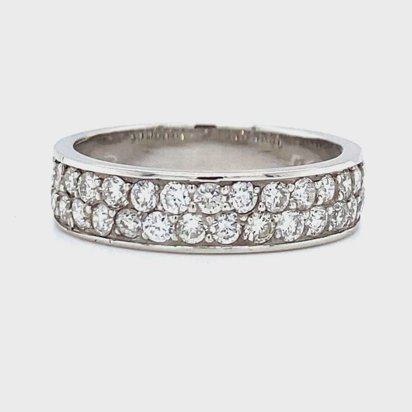 1krt witgouden pavé rijring bezet met 35 briljant geslepen diamanten met een totaalgewicht van 0.94crt kleur top wesselton vvs maat 16.5-52-5mm model r6593-€2600