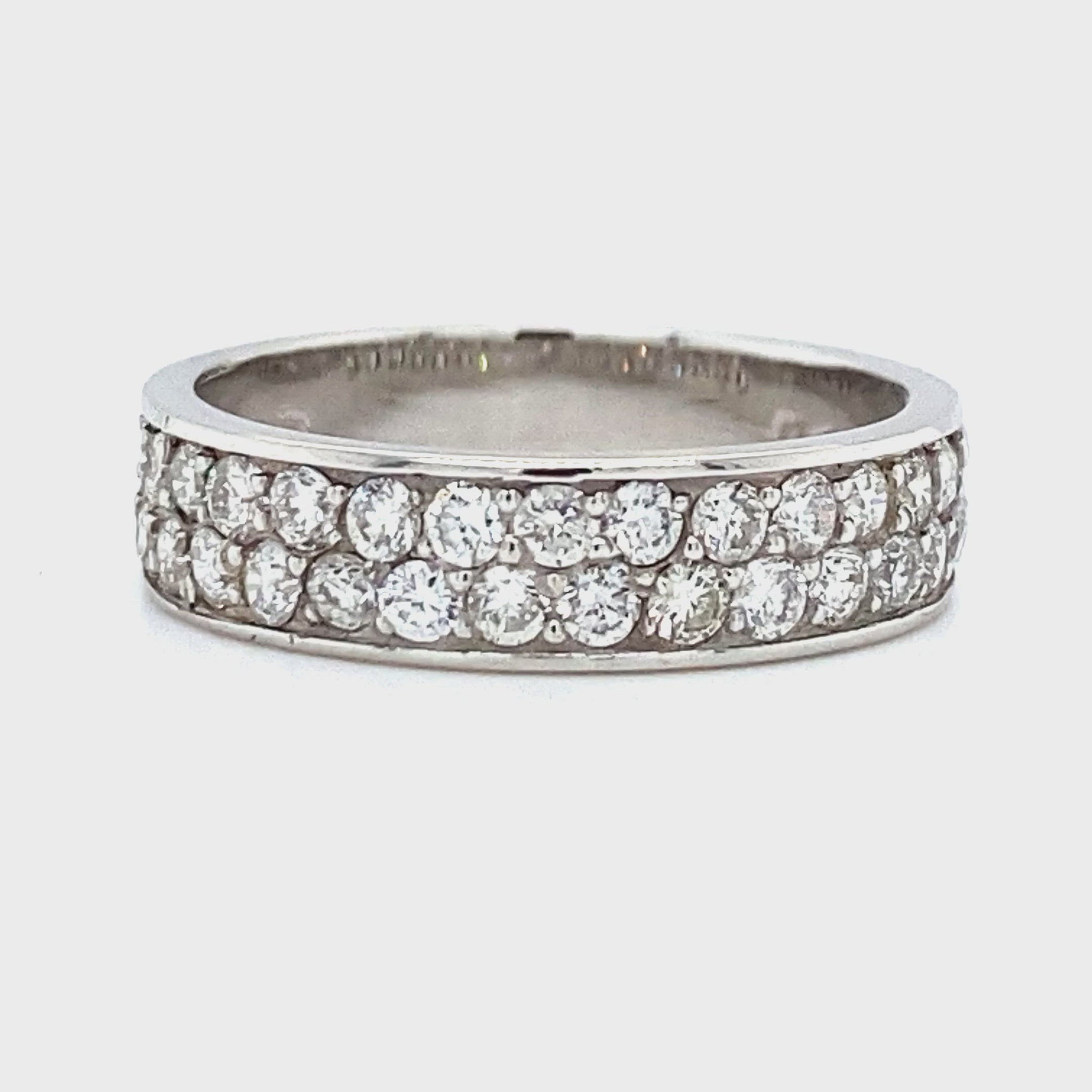 1krt witgouden pavé rijring bezet met 35 briljant geslepen diamanten met een totaalgewicht van 0.94crt kleur top wesselton vvs maat 16.5-52-5mm model r6593-€2600