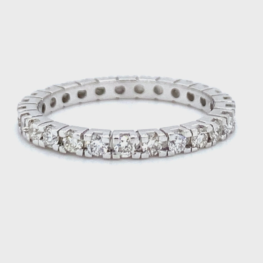 
                      
                        Laad en speel video in Galerijweergave, 14 karaats witgouden alliance rijring Eternity van 2.4 gram. Bezet met 26 briljant geslepen diamanten met een totaalgewicht van 0.97 crt kleur top wesselton kwaliteit si Model R 8518
                      
                    