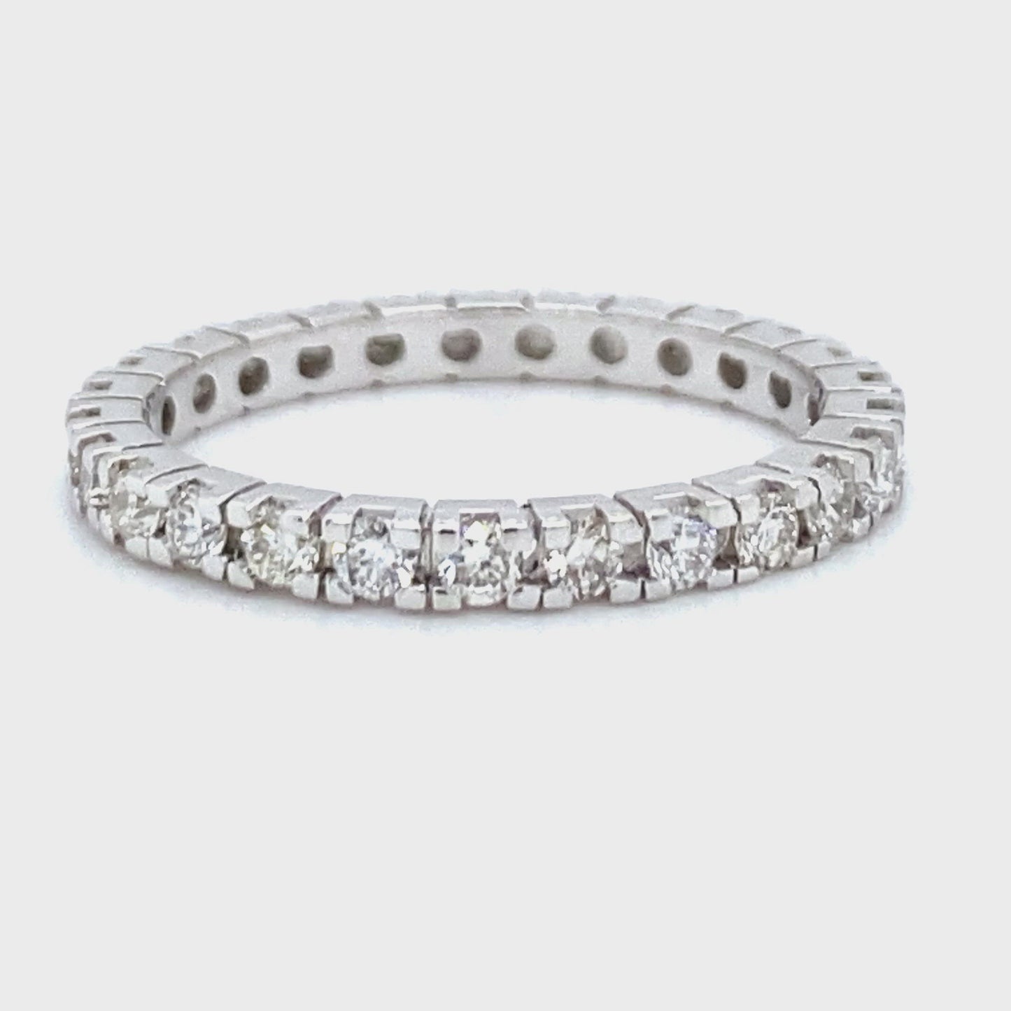 14 karaats witgouden alliance rijring Eternity van 2.4 gram. Bezet met 26 briljant geslepen diamanten met een totaalgewicht van 0.97 crt kleur top wesselton kwaliteit si Model R 8518