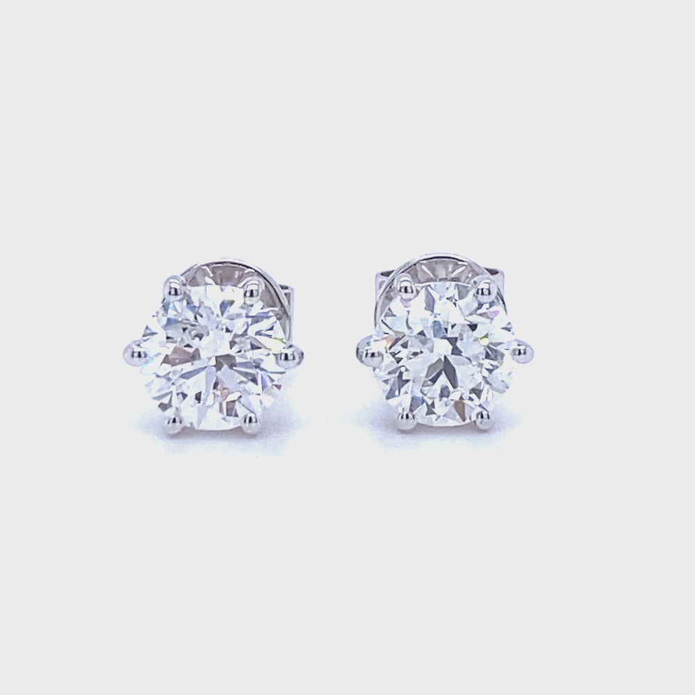 
                      
                        Laad en speel video in Galerijweergave, 18 karaat wit gouden solitaire oorknoppen van 2.13 gram. Bezet met 2 briljant geslepen diamanten die zijn voorzien van een GIA Diamant Certificaat. De diamanten hebben een totaalgewicht van 2.00 crt Kleur: G Kwaliteit: SI1 Zetting: Ø 8 mm Model: O 4073
                      
                    