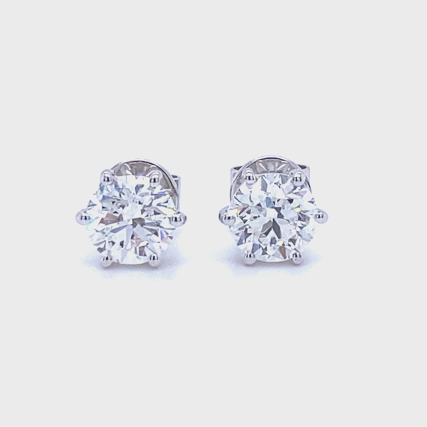 18 karaat wit gouden solitaire oorknoppen van 2.13 gram. Bezet met 2 briljant geslepen diamanten die zijn voorzien van een GIA Diamant Certificaat. De diamanten hebben een totaalgewicht van 2.00 crt Kleur: G Kwaliteit: SI1 Zetting: Ø 8 mm Model: O 4073