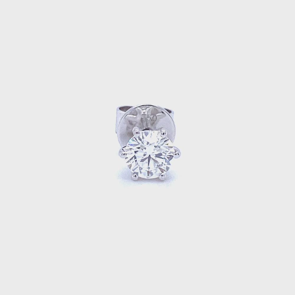 
                      
                        Laad en speel video in Galerijweergave, 18 karaat wit gouden enkele mannen solitaire oorknop van 0.77 gram. Bezet met 1 briljant geslepen diamant met GIA Certificaat van 0.41 crt Kleur: G Kwaliteit: SI1 Zetting: Ø 6mm Model: O 4074-1
                      
                    