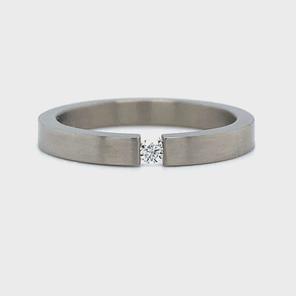 
                      
                        Laad en speel video in Galerijweergave, titanium spanningring 3mm bezet met 1 briljant geslepen diamant van 0.05crt kleur top wesselton kwaliteit vs 3mm €169
                      
                    