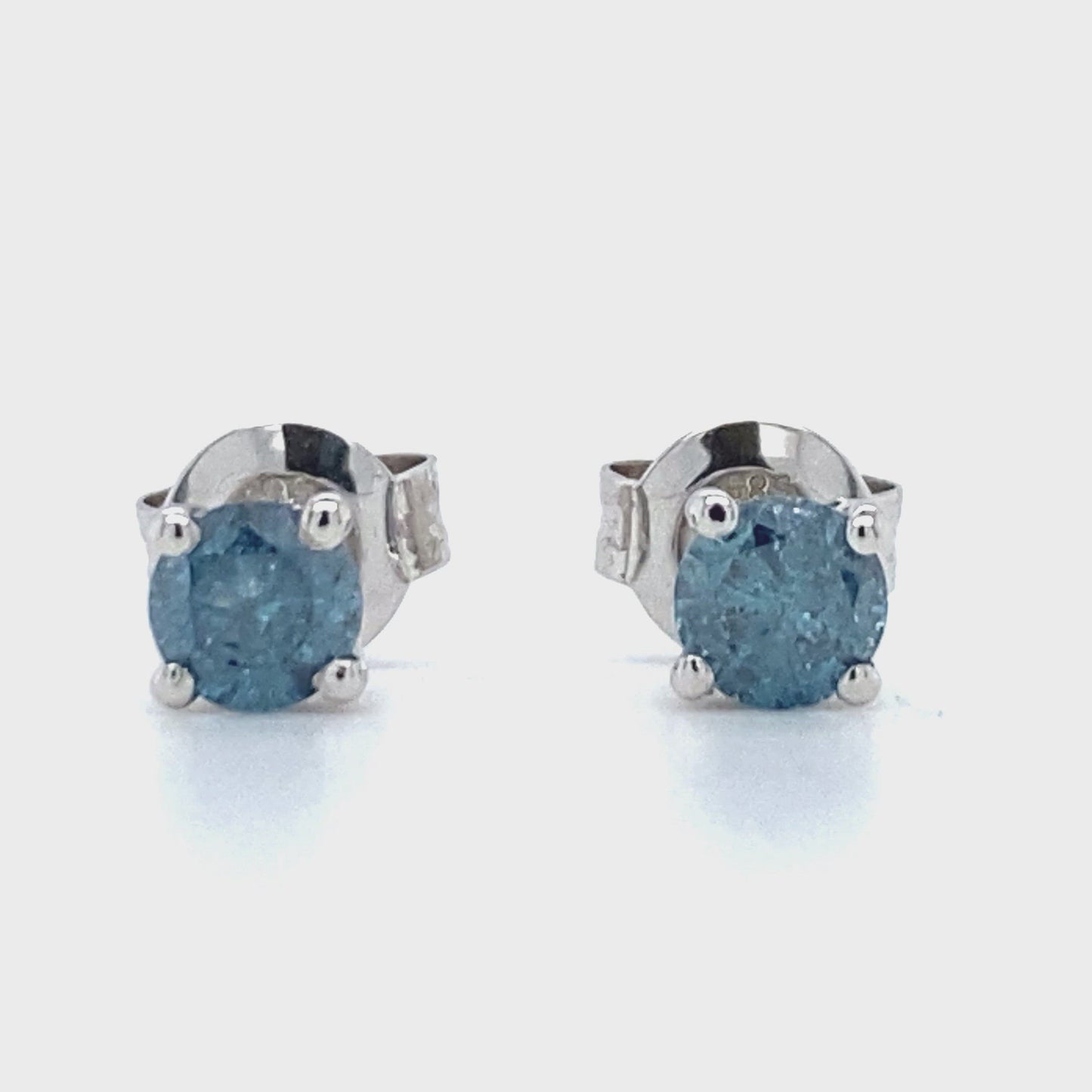 14 karaat witgouden oorknoppen bezet met 2 briljant geslepen diamanten van 0.66 crt Kleur: Blauw Kwaliteit: Piqué 1 Zetting: Ø 6 mm Model O 4014