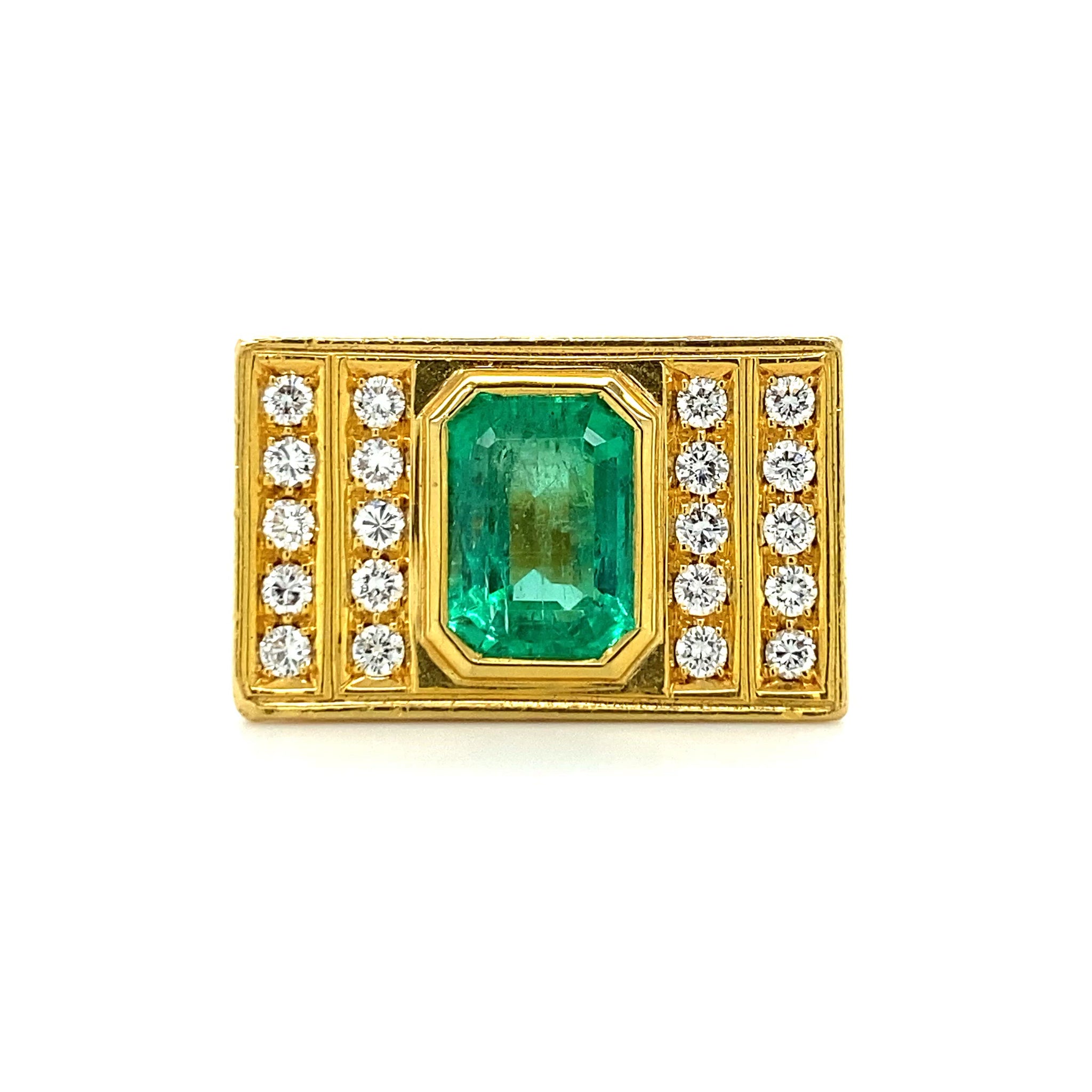 Bijzondere 18 karaat geel gouden ’70 fantasie ring bezet met 1 smaragd van 2.53 crt en 20 briljant geslepen diamanten met een totaalgewicht van 0.80 crt kleur G kwaliteit VVS model r177 €8900