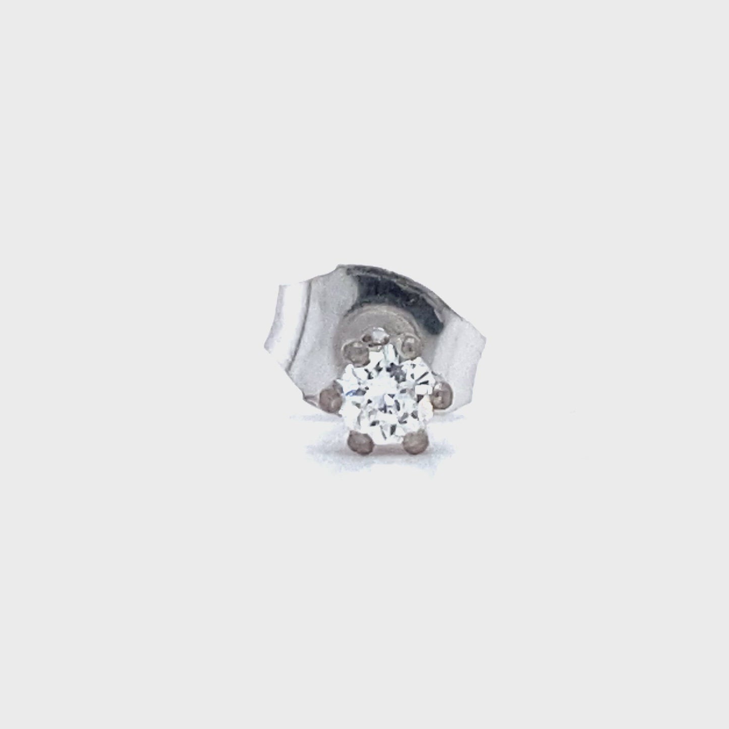 14 karaat witgouden oorknop met 6 pootszetting. Bezet met 1 briljant geslepen diamant van 0.07 crt Kleur: Top Wesselton Kwaliteit: VS Zetting: Ø 4 mm Hoogte zetting: 3 mm Model O 3945