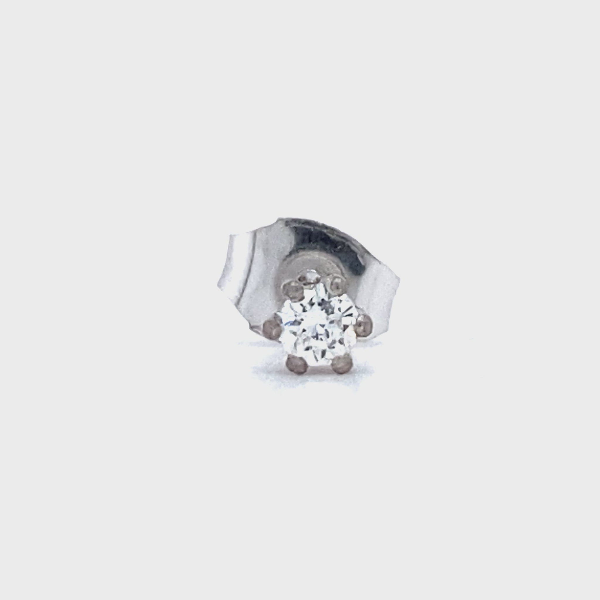 14 karaat witgouden oorknop met 6 pootszetting. Bezet met 1 briljant geslepen diamant van 0.07 crt Kleur: Top Wesselton Kwaliteit: VS Zetting: Ø 4 mm Hoogte zetting: 3 mm Model O 3945
