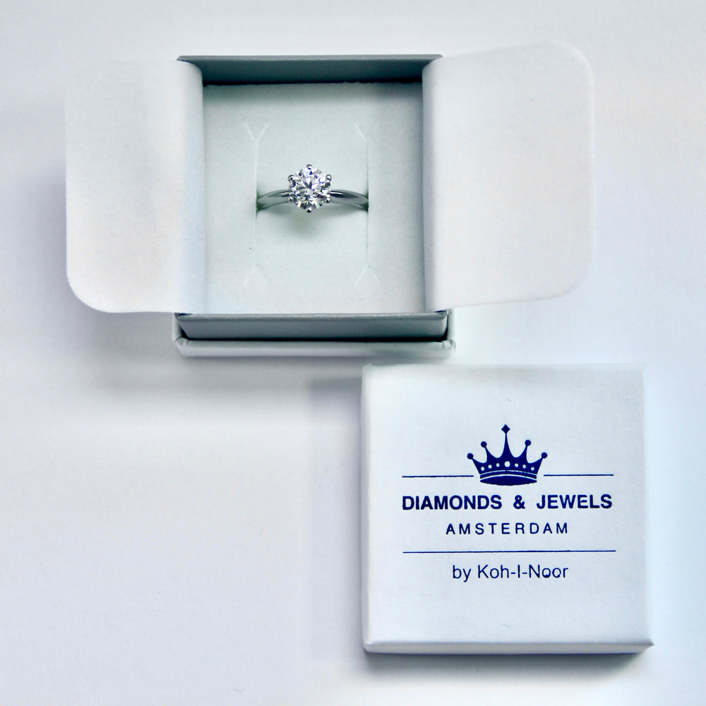 Gratis ECO-friendly sieradendoosje van FSCⓇ-gecertificeerd karton en lijm op waterbasis. Afmeting 50 x 50 x 35 mm. 