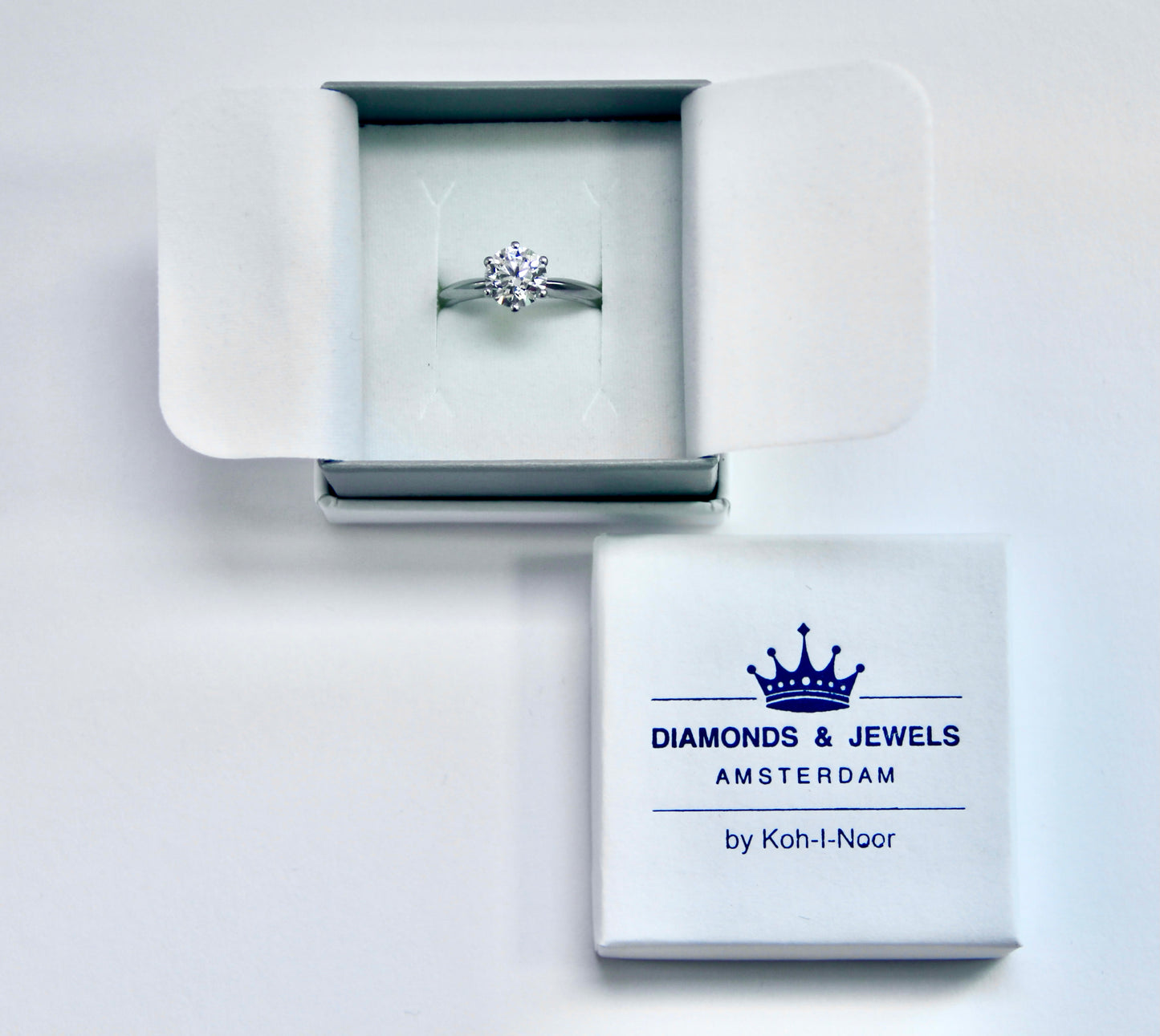 Gratis ECO-friendly sieradendoosje van FSCⓇ-gecertificeerd karton en lijm op waterbasis. Afmeting 50 x 50 x 35 mm. 