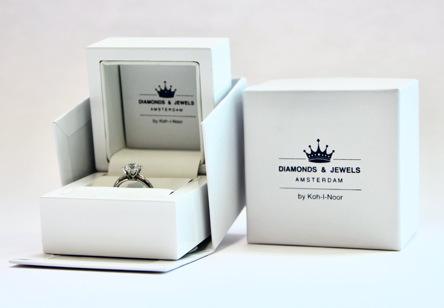 Wit houten luxe ringen doosje met wit nappa kunstleer interieur. De afmeting is 60 x 60 x50mm. Inclusief beschermende omdoos.