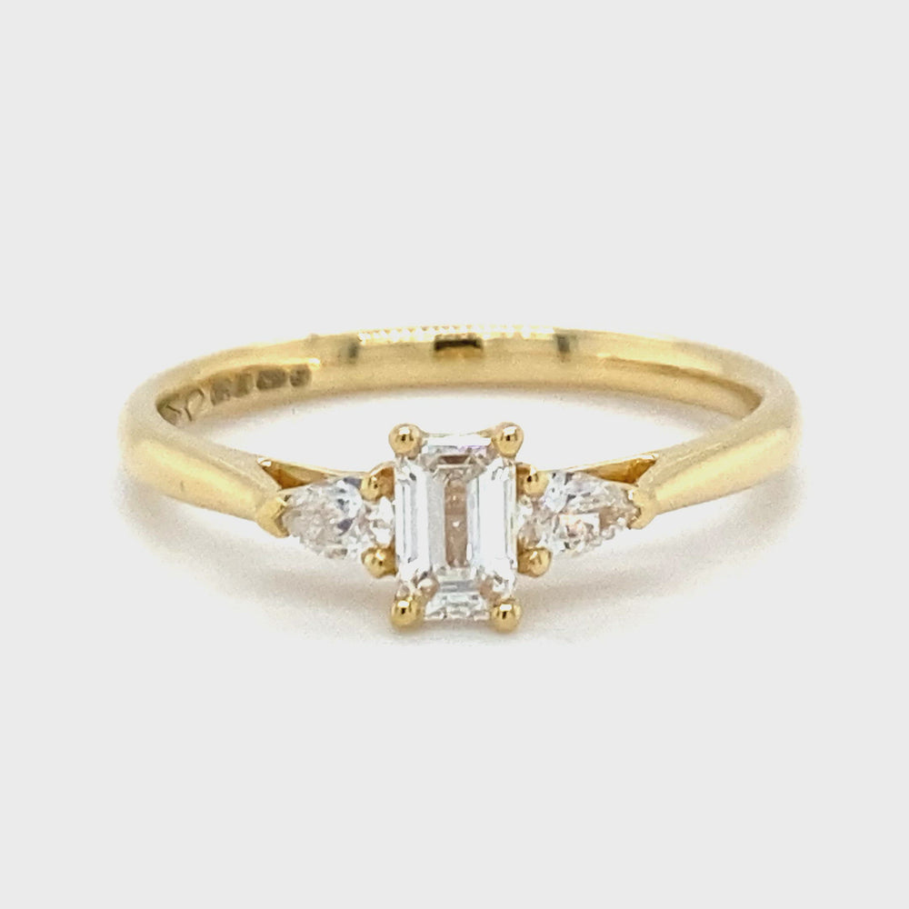 
                      
                        Laad en speel video in Galerijweergave, Geel gouden trilogie ring Baguette R 9726
                      
                    
