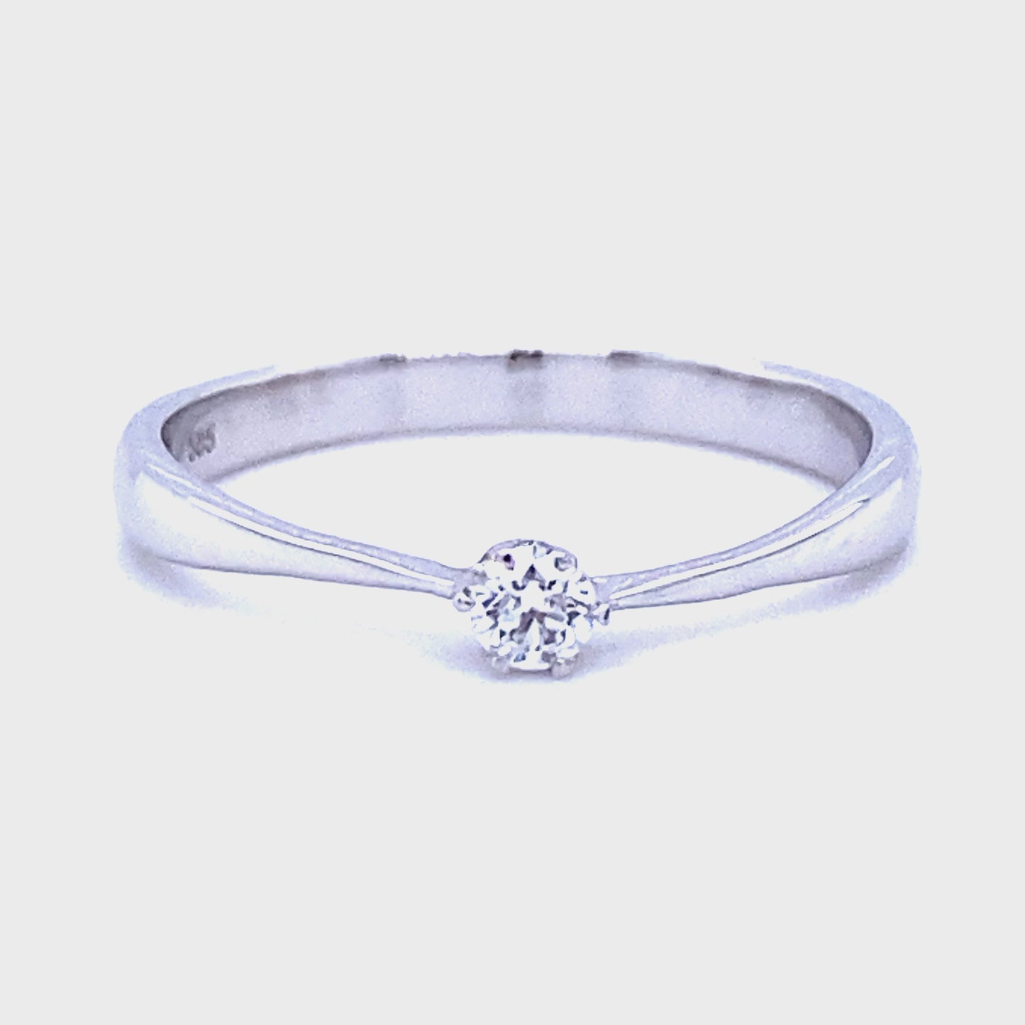 14 kaaat wit gouden solitaire ring van 1.7 gram en 1 tot 2 cm breed. Bezet met 1 briljant geslepen diamant van 0.10 crt Kleur: G Kwaliteit: VS2 Zetting: 3 mm Model: R 9674