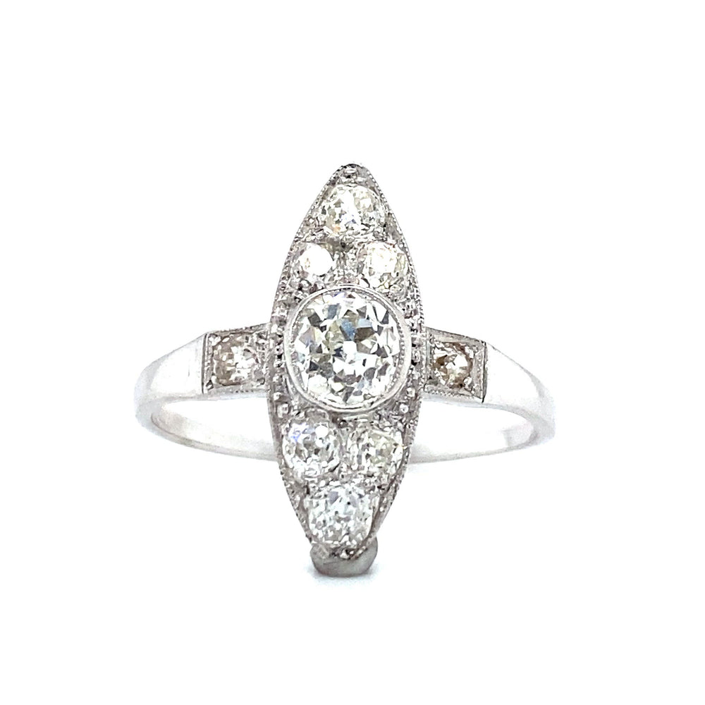 
                      
                        Laad en speel video in Galerijweergave, 18 karaat antieke witgouden art deco ring bezet met 1 bolsjewiek geslepen diamant van 0.55 crt kleur F/G kwaliteit VS1 en 68 bolsjewiek geslepen diamanten met een totaalgewicht van 0.15 crt kleur top wesselton kwaliteit VS1 19x7mm model r 4024 €2010
                      
                    